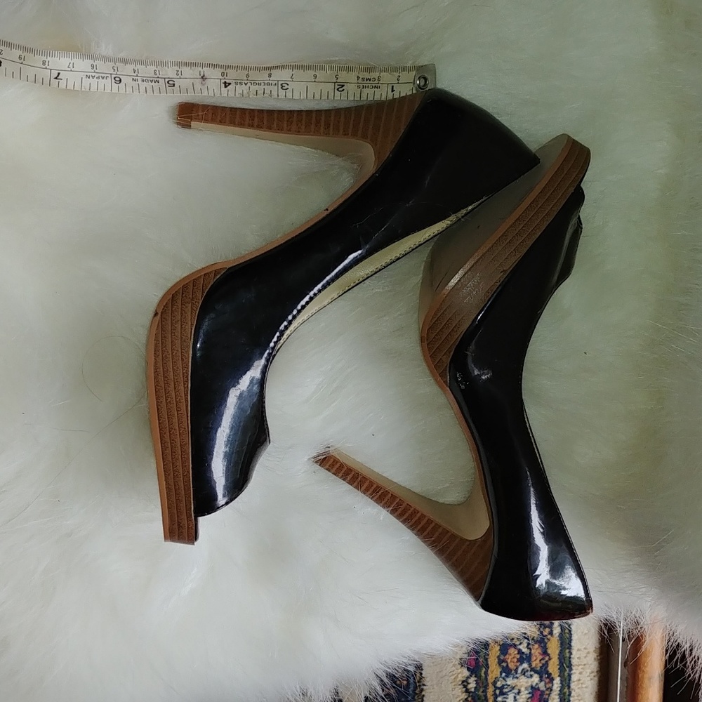 Black size 7 peep tow patent leather heel